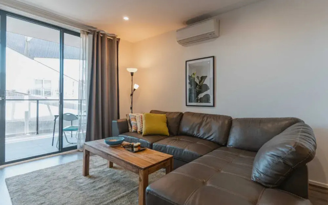 Lonsdale St 1-bed Unit With Study Area and Parking