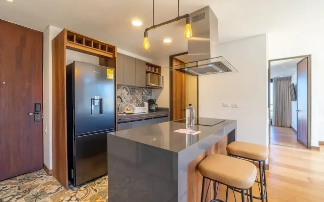 Stylish 2 Masters w Patio View