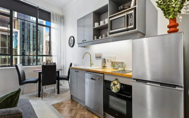 Cosy & Comfy studio on Queen St. by Zodiak Stays