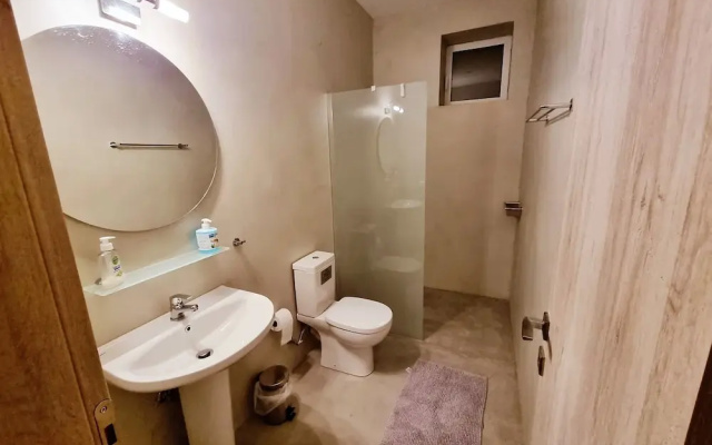 Villasleeps10-garden-freeparking-pool-ac