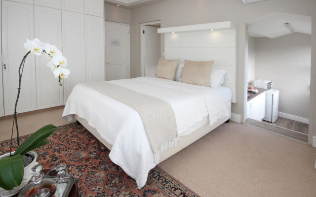 Hermanus Beachfront Lodge