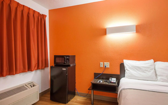 Motel 6 San Antonio, TX - Fiesta Trails