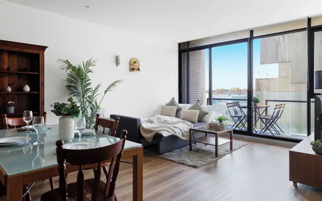 A Chic 2BR Apt Near Melbourne Uni, Free Parking