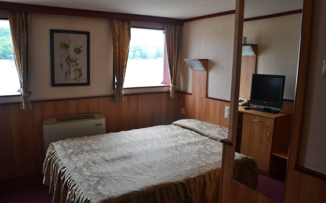 Fortuna Boat Hotel