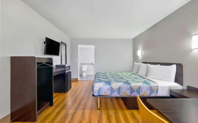 Motel 6 Plano, TX - Plano Northeast