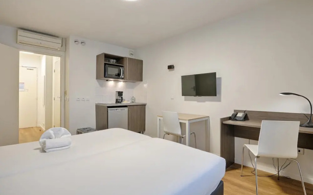 Riverside Couples Stay Near Paris