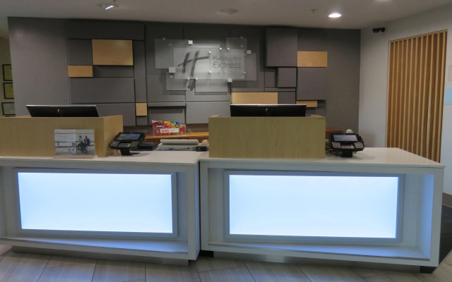 Holiday Inn Express & Suites Burlington by IHG