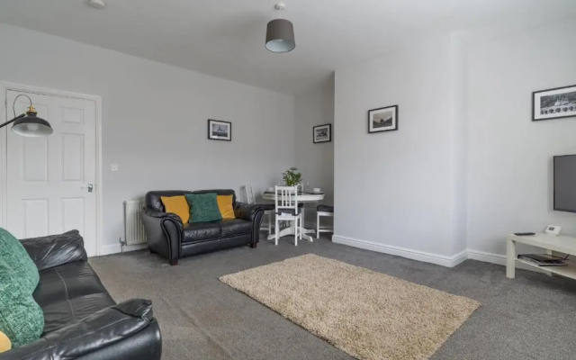 House - Sleeps 4 - Pet Friendly - Parking - Garden