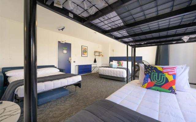 Urban Lounge Sleepery, SureStay Collection by BW