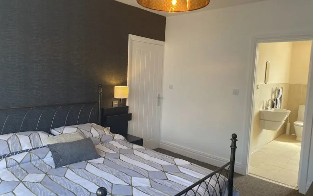 6 Bed-sleeps 12-hot Tub-free Parking-pet Friendly