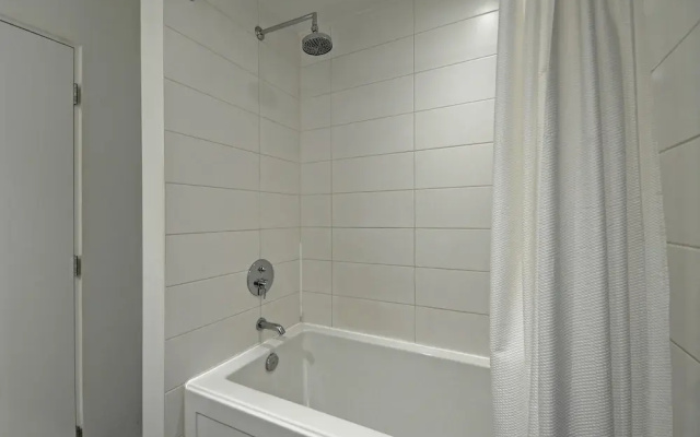 Noel Suites-Gastown