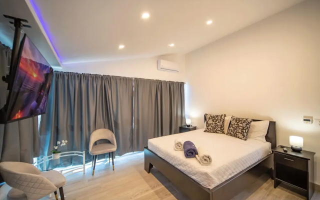 3BR Luxury Penthouse, 300m From Beach!