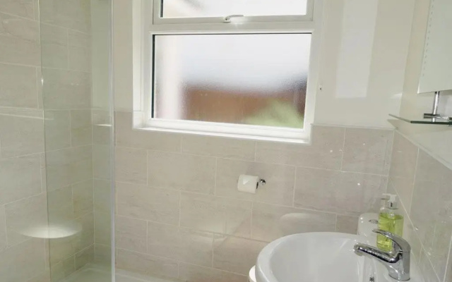 15 Churchfields - Bungalow with Estuary Views and Parking