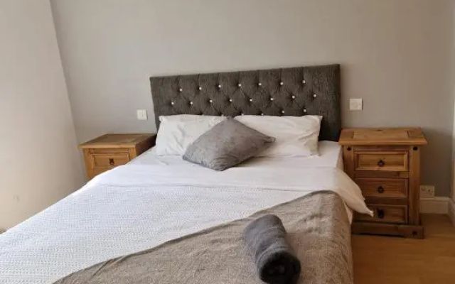 Doncaster Dream House Retreat- Sleeps 9