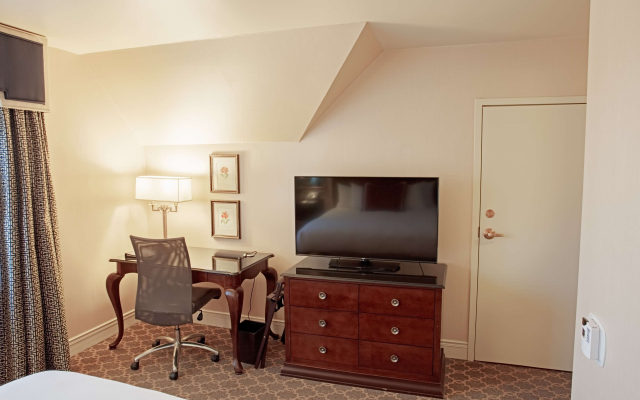 Hotel Roanoke & Conference Ctr, Curio Collection by Hilton