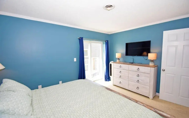 Harbour Island 401m 3 Bedroom Condo by RedAwning
