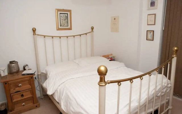 Modern 1 Bedroom Whapping Flat