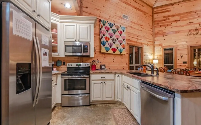 Stained Glass Hill includes Free WiFi, Parking Onsite, Private Hot Tub, and BBQ by RedAwning