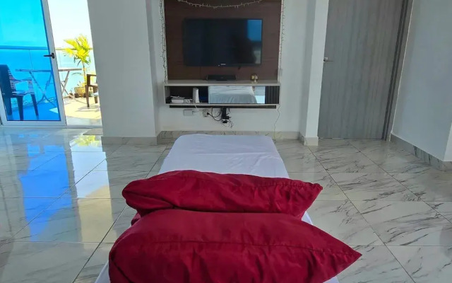 Room-sofa Bed Stay Rooftop Pool & Gym, A