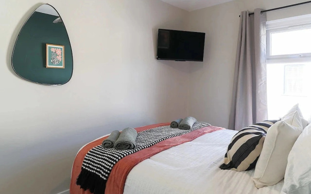 Perfect Booking 4 Bed Home in Aberdare