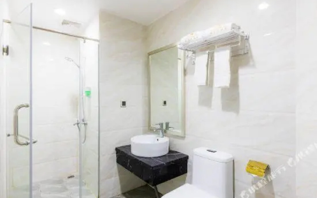 Jinlizhou Hotel (Gongbei Port Light Rail Station)