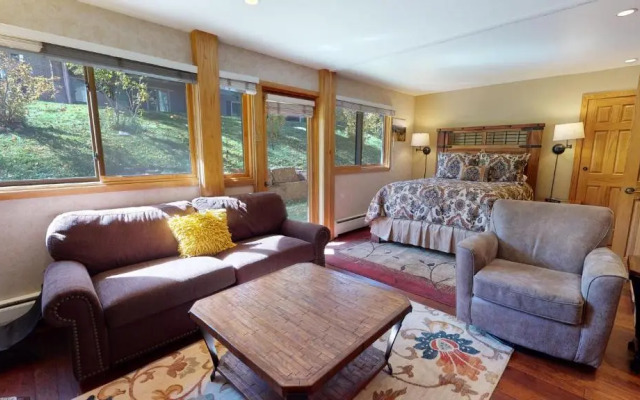 Laurelwood Condominiums Studio Premier Unit 404