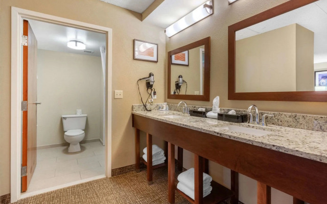 Comfort Inn & Suites Hamilton Place