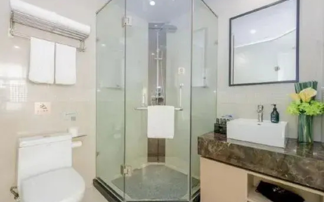Ease Hotel (Suzhou Wuzhong Mall Shihu East Road Subway Station)