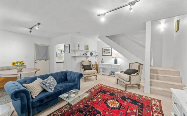 Charming 2-bed Terrace in Prestigious Ascot