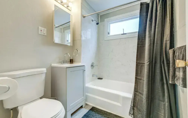 6 Mi to Dtwn Attractions: Buffalo Apartment!