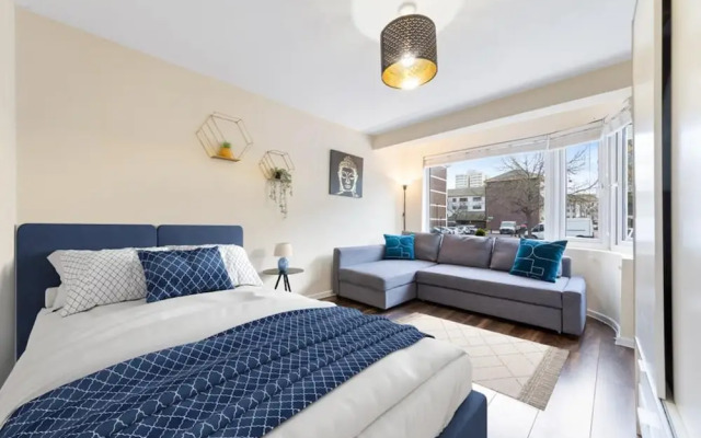 Spacious Double Bed With Sofa Bed In Isleworth TW7
