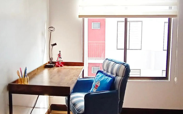 Relaxing 1-Bedroom Condo Unit (by Lee Portum)
