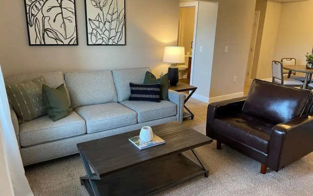 Peaceful Polaris Penthouse 2BR W D Balcony
