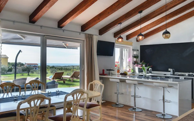 Villa with Swimming Pool, Volleyball Court & Hot Tub, near Rovinj
