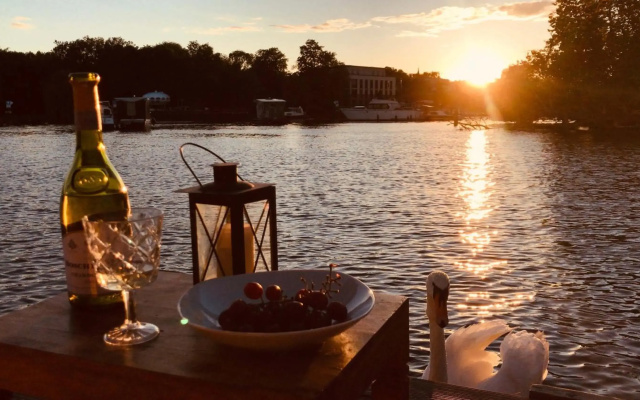 Gemütliches Hausboot mit Kamin in Berlin