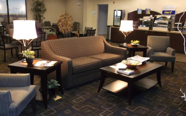 Holiday Inn Express and Suites Fairmont by IHG