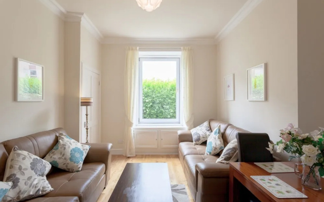1 Bedroom Traditional Leith Flat