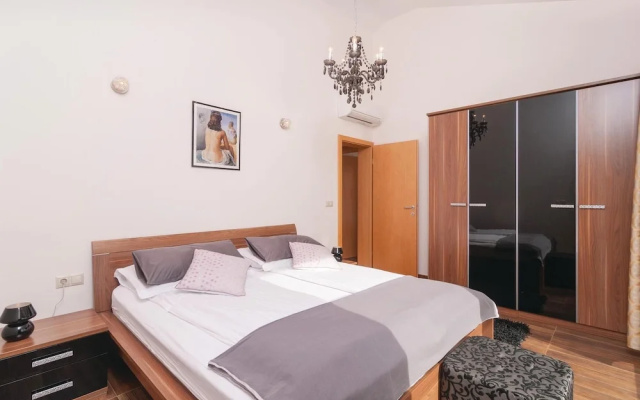 Amazing Home in Celina With Wifi and 4 Bedrooms