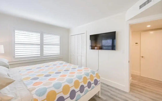 Updated Dtwn Naples Condo: Across From Beach!