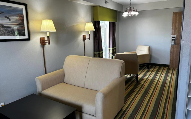 Super 8 By Wyndham Mound City