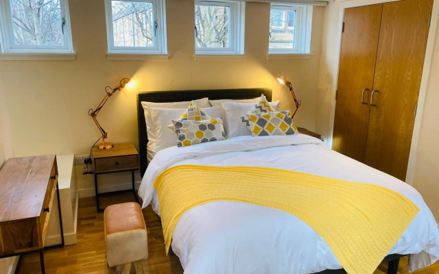 2 Bed 2 bath with Private Parking