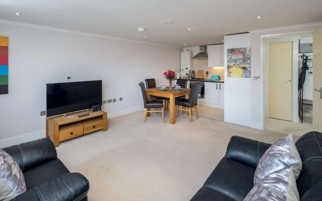 Stylish 1 bed in West Kensington 7mins to Tube