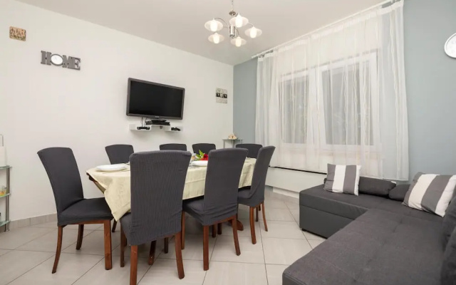 Stunning Home in Bast With 4 Bedrooms, Jacuzzi and Wifi