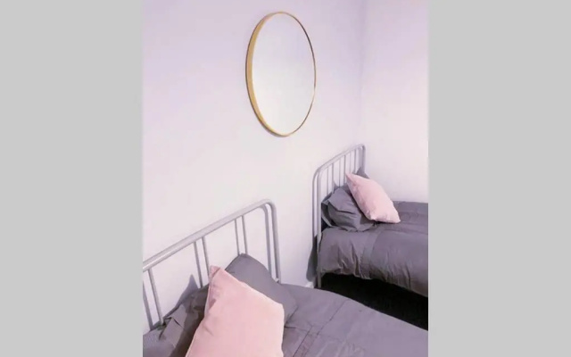 Stylish 3 Bed House + Free Parking + Great Location