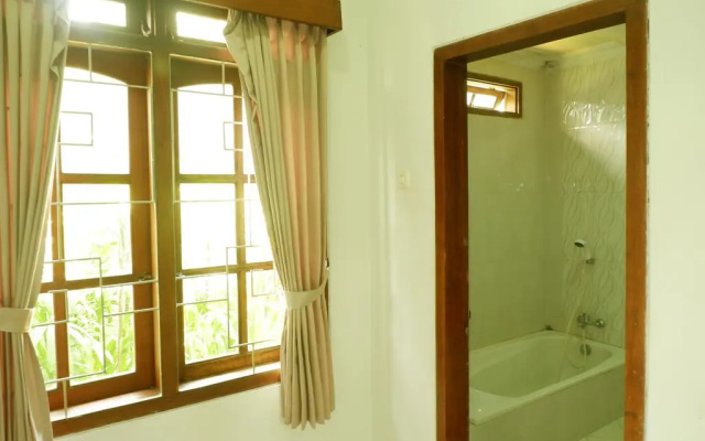 OYO 517 Hotel Arjuna Lawang