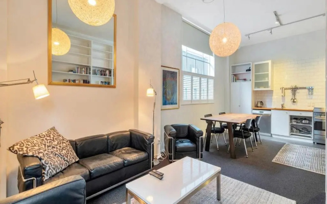 Charming Spacious Two Bedroom in Central CBD