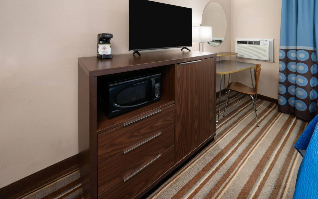 Super 8 by Wyndham Longmont/Twin Peaks
