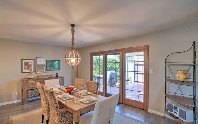 Walk to Trolley & Lake: Sunny Scottsdale Townhome