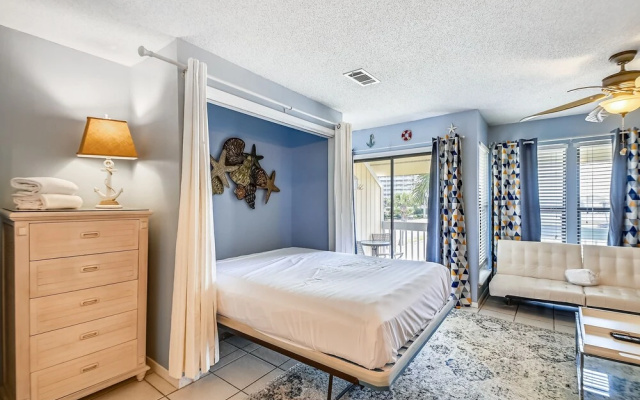 Sandpiper Cove 8229 Studio Bedroom Condo by RedAwning