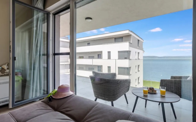 Lake Side Luxury – Steps to the Lake Lela